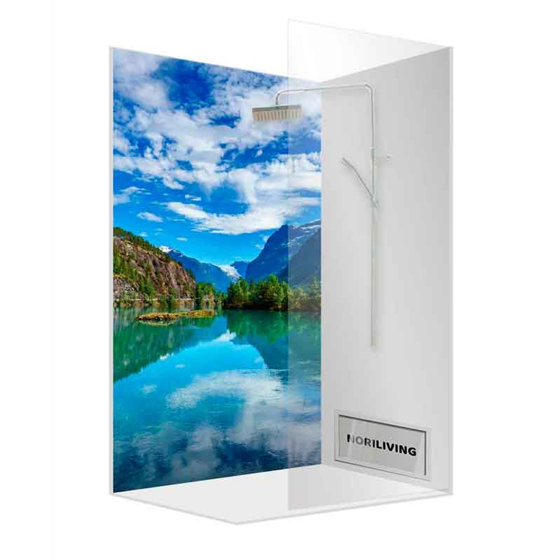 Transparente Duschwand mit beeindruckendem Fotodruck einer Berg- und Seelandschaft, die eine natürliche Atmosphäre im Badezimmer schafft.