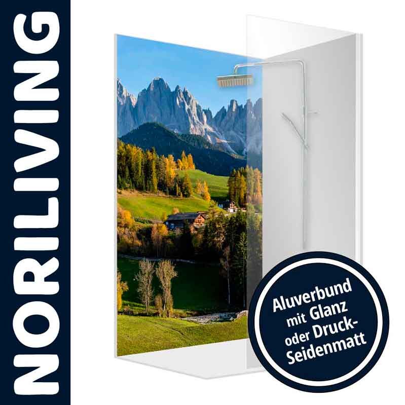 Duschwand von Noriliving mit beeindruckendem Berglandschaftsbild, erhältlich in Glanz oder Druck-Seidenmatt