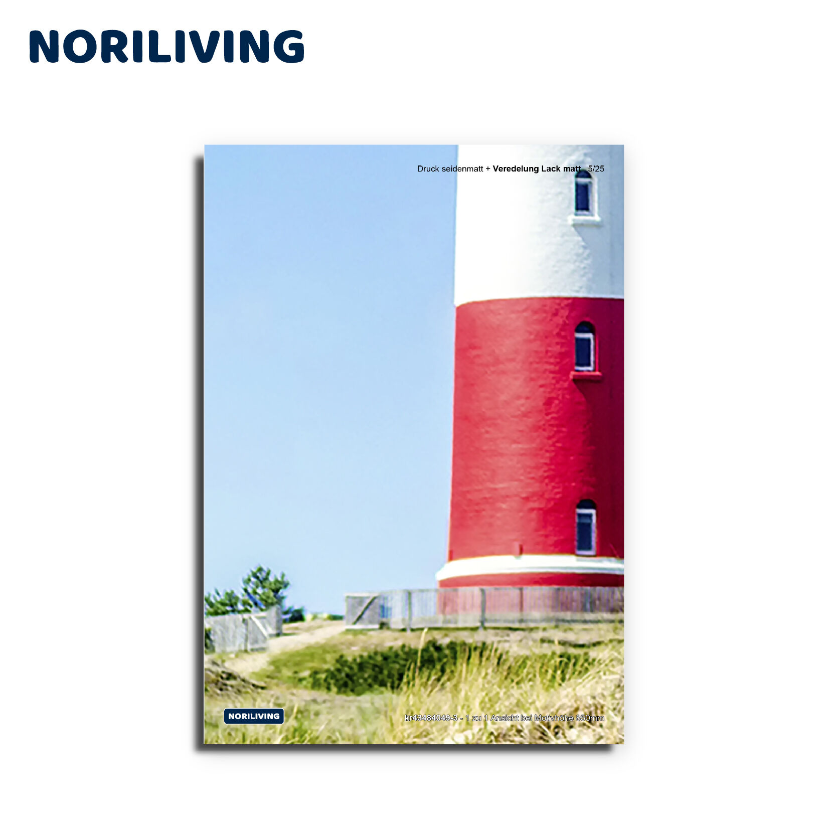 Poster mit einem rot-weiß gestrichenen Leuchtturm in einer grünen Küstenlandschaft unter blauem Himmel