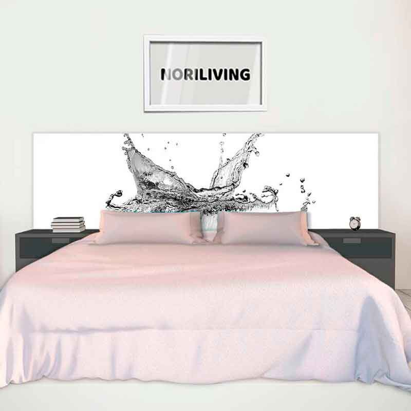 Geräumiges Schlafzimmer mit modernem Bett und einem Wasserspritzbild im Hintergrund, dekoriert mit Nachttischen und einem NORILIVING-Wandbild.