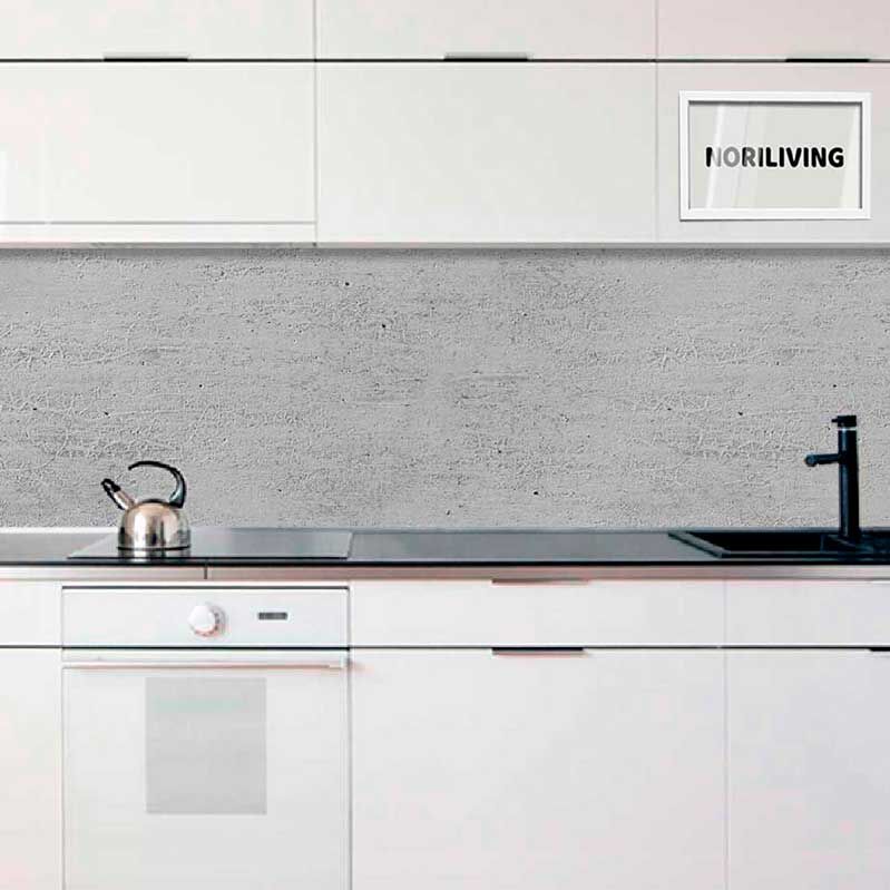 Minimalistische Küche mit weißem Küchenschrank, grauer Betonwand, Wasserhahn und Wasserkocher