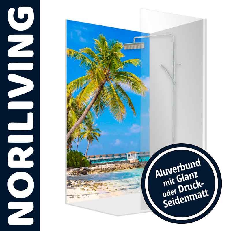 Duschrückwand Noriliving mit tropischem Palmenmotiv an einem Strand, erhältlich in Glanz oder Druck-Seidenmatt.