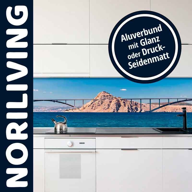Küche mit weißem Design, Aluverbund-Rückwand mit Landschaftsmotiv und Text 'Noriliving'