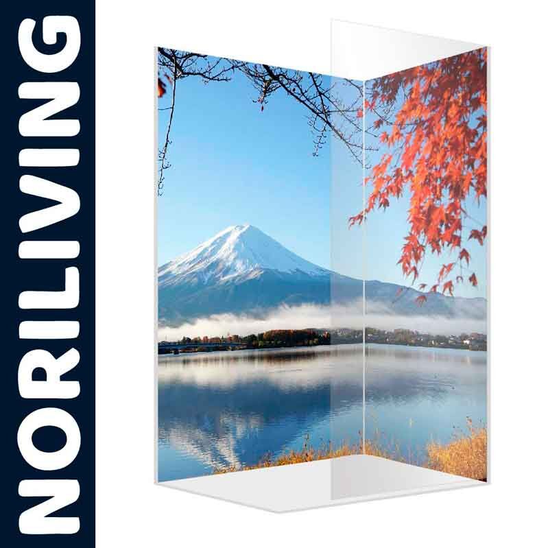 Raumteiler von Noriliving mit Berg- und Seelandschaft und herbstlichem Baum im Vordergrund