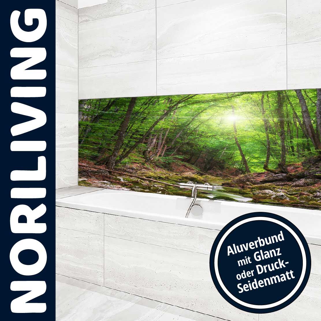 Badezimmer mit fotorealistischem Aluverbund Wandbild eines Waldes, glänzend oder seidenmatt erhältlich
