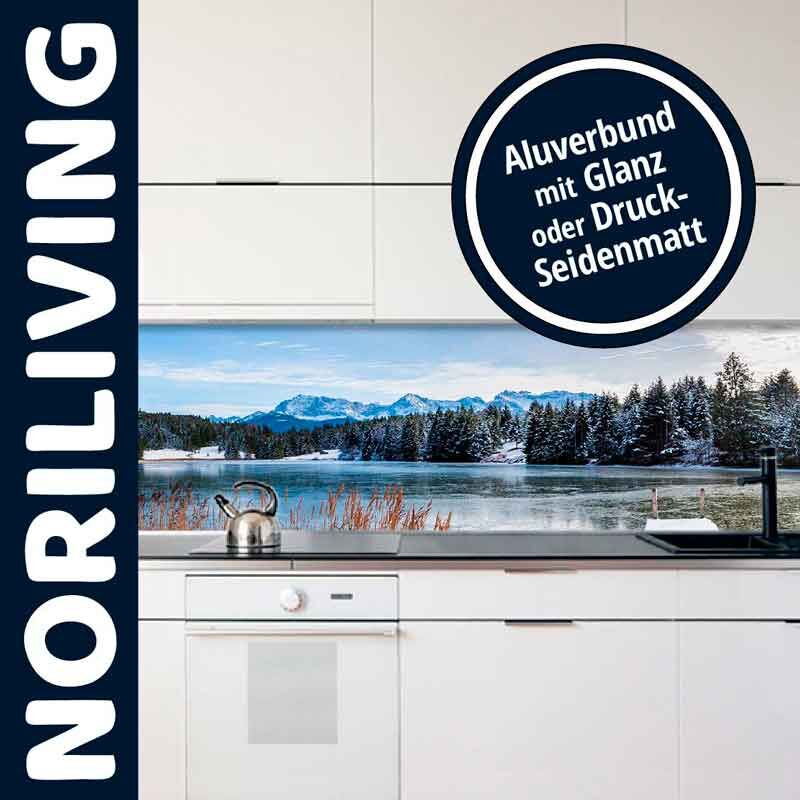 Moderne Küche mit Aluverbund-Rückwand zeigt verschneite Landschaft und See