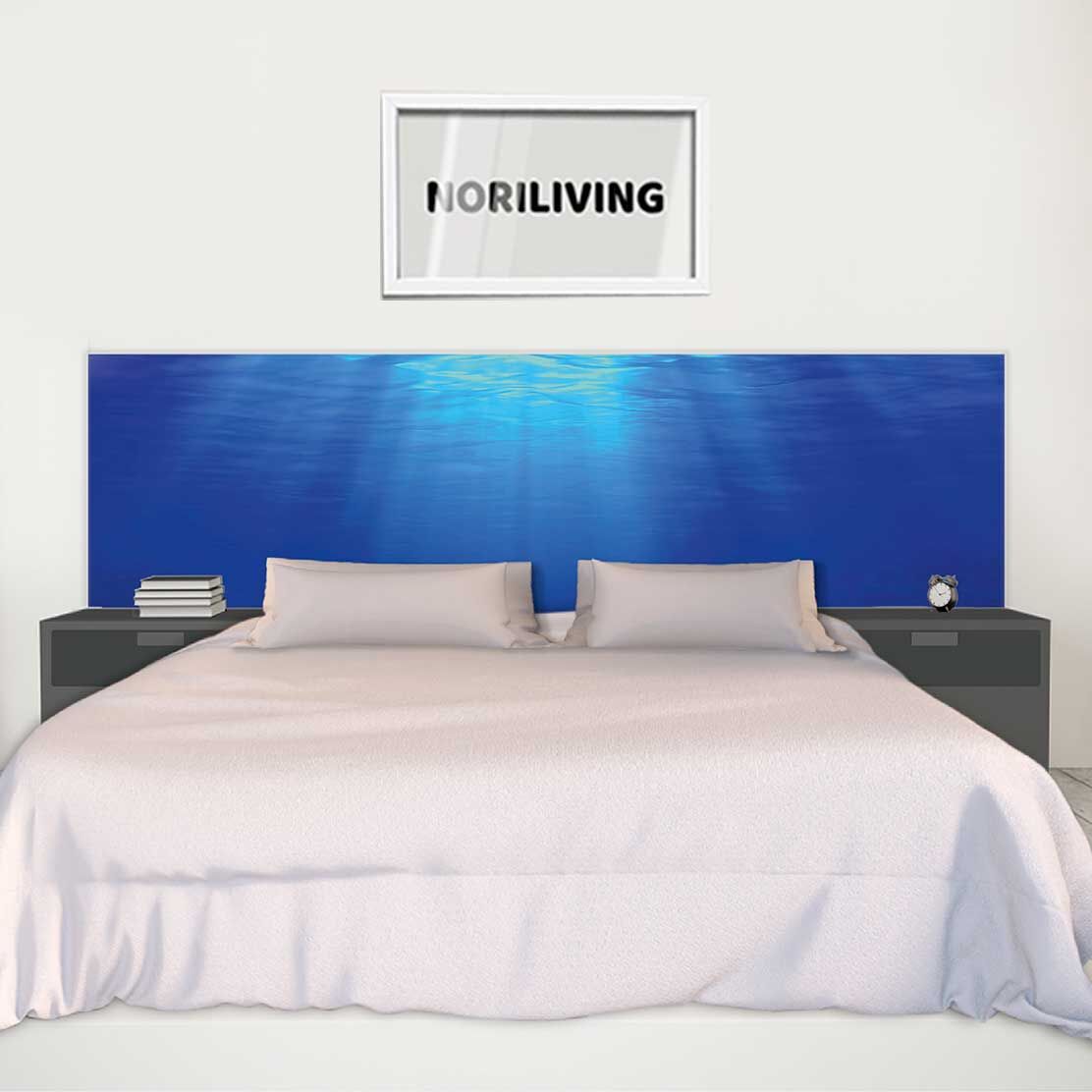 im Schlafzimmer eingebaute Bettrückwand mit Motiv Unterwasser in der Tiefe 927c