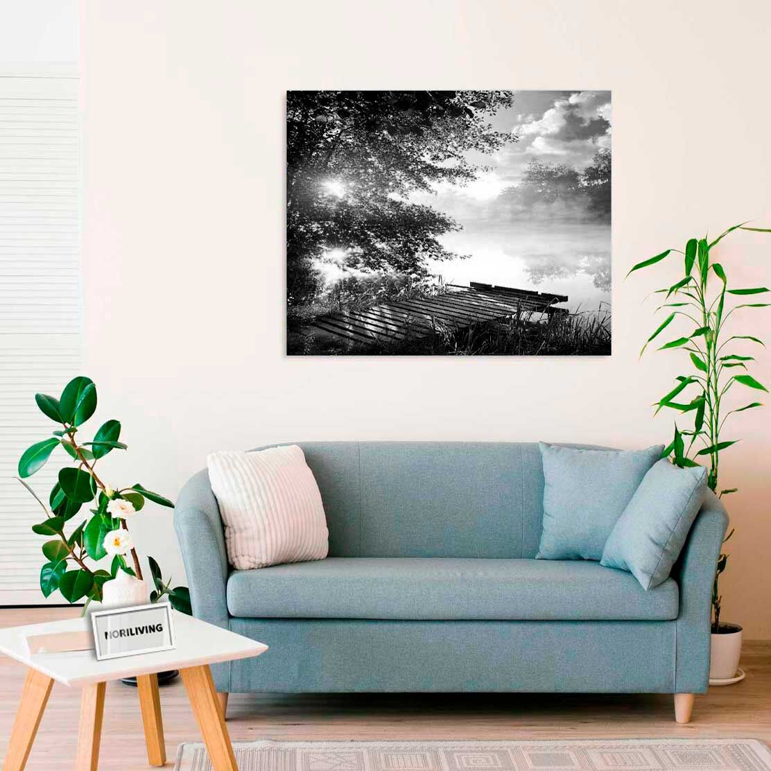 Wandbild über dem Sofa mit Motiv Anglersteg am Fluss am Morgen 320 schwarz-weiß