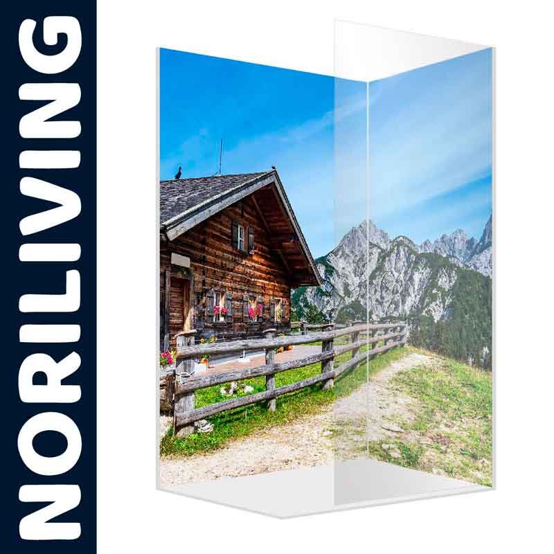 Duschwand mit Berglandschaft und Holzhütte in den Alpen von Noriliving