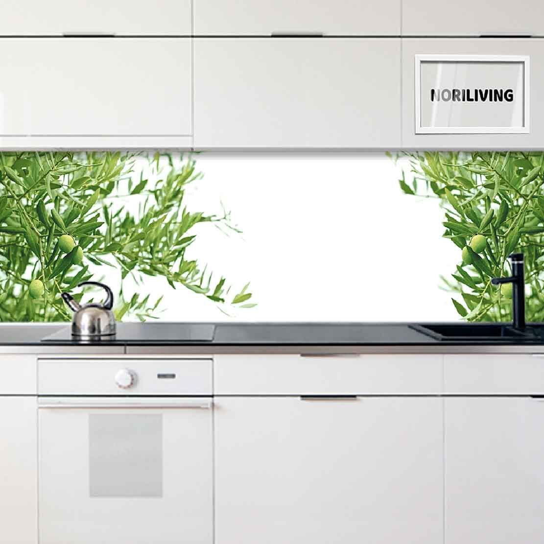 in der Küche eingebaute Küchenrückwand mit Motiv Olivenzweige mit selektivem Fokus auf die Olivenblätter 150