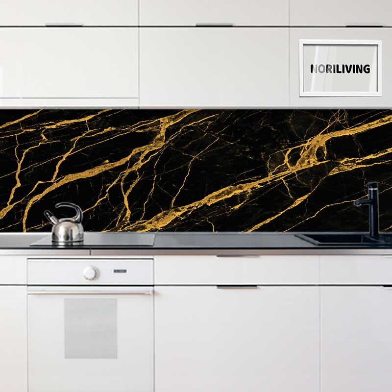 Moderne Küche mit stilvollem schwarzen Marmor-Rückwand-Aufkleber und goldenen Adern über einem weißen Unterschrank und Wasserkocher auf der Arbeitsplatte