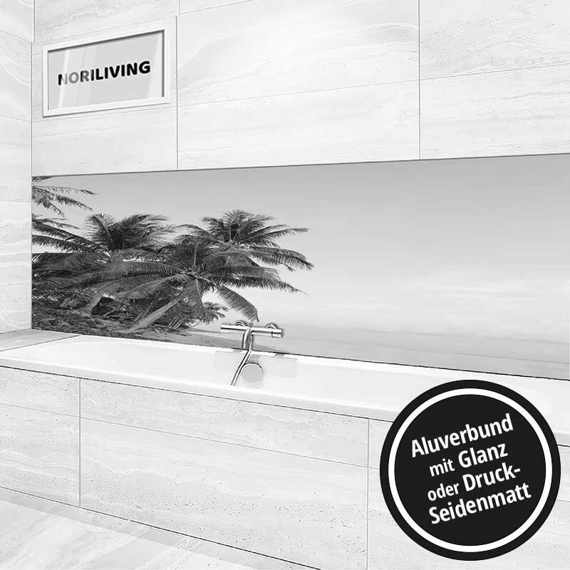 Badezimmer mit Badewanne, tropischem Wandbildmotiv und Hinweis auf Aluverbund mit Glanz oder Druck-Seidenmatt