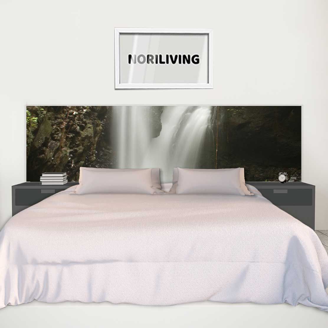 Ein gemütliches Schlafzimmer mit einem großen Bett, das ein Wasserfall-Motiv als Bettkopfteil hat. An der Wand hängt ein Bild mit der Aufschrift 'NORILIVING'.