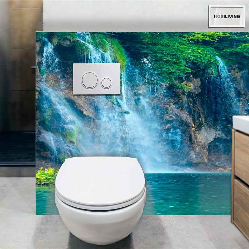 Toilette mit Wandgestaltung, die einen Wasserfall zeigt, in einem modernen Badezimmer