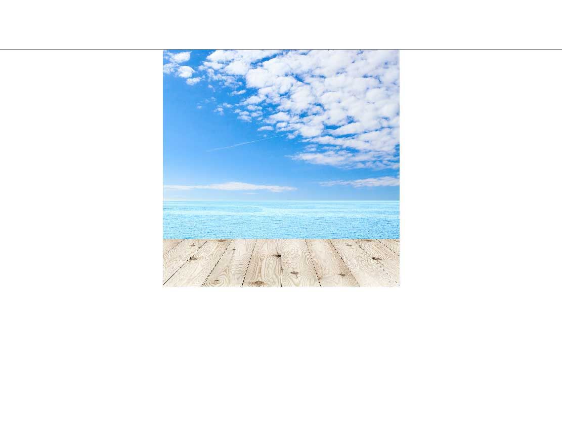 Holzdeck mit Aussicht auf das Meer und einen klaren, blauen Himmel mit weißen Wolken