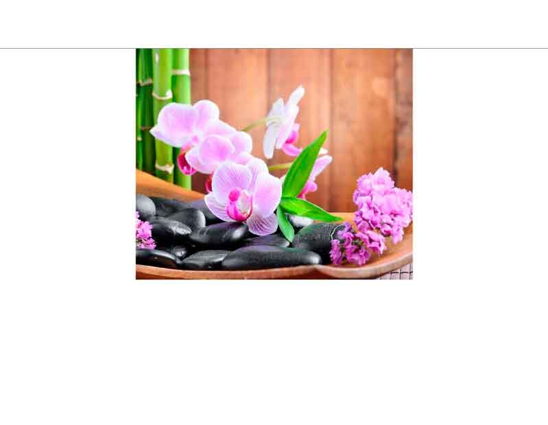 Ein harmonisches Spa-Arrangement mit rosa Orchideen, schwarzen Steinen und Bambus auf einem Holztablett
