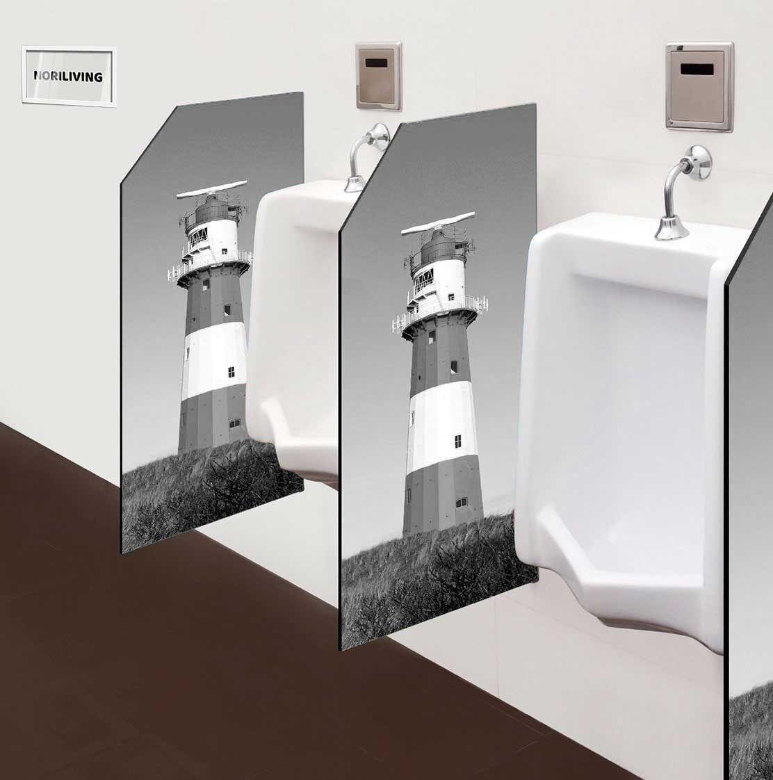 in der Toilette eingebaute Schamwand mit Motiv Der kleine Leuchtturm am Borkumer Südstrand 800 schwarz-weiß