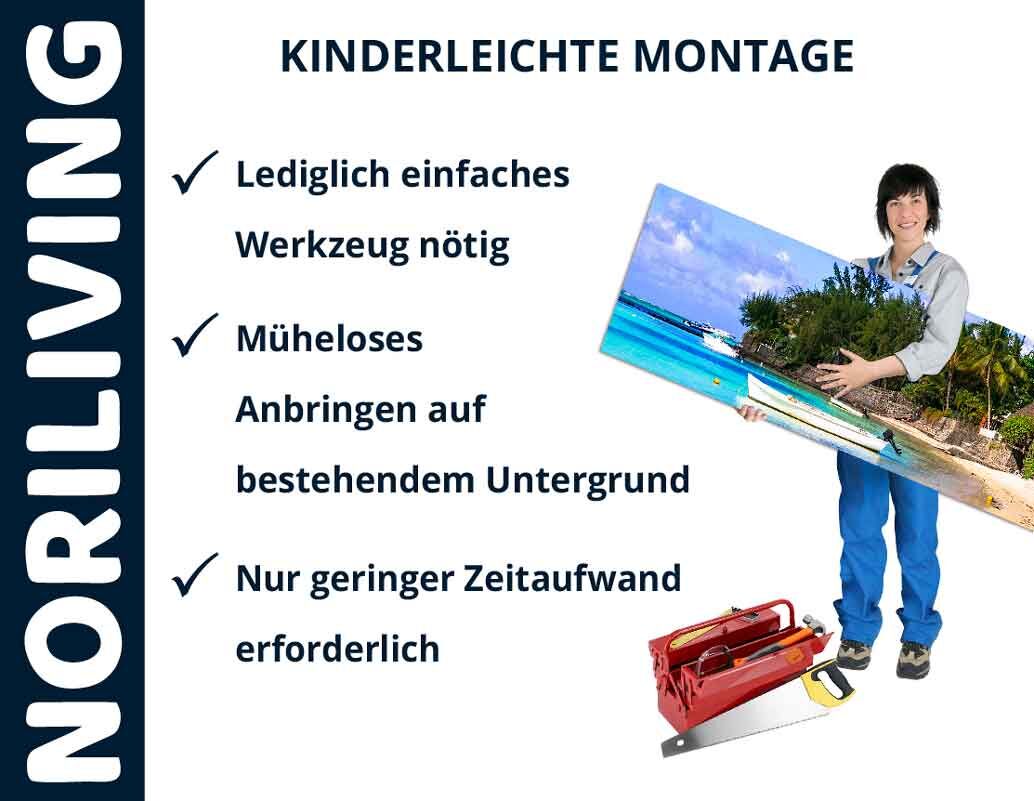 Person präsentiert ein Wandbild mit Hinweisen zur einfachen Montage mit minimalem Werkzeug und Zeitaufwand.