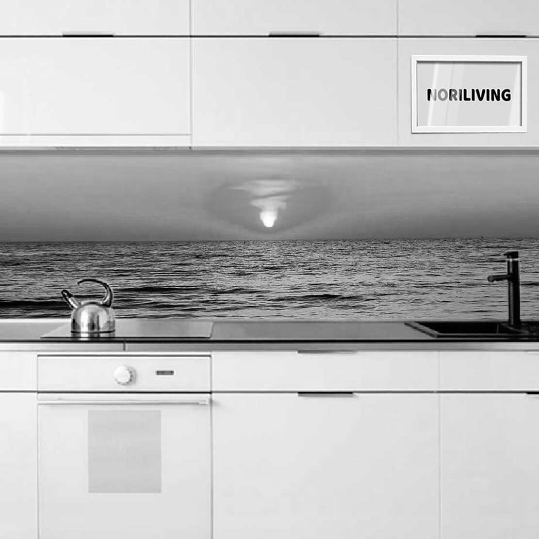 in der Küche eingebaute Küchenrückwand mit Motiv Meer Sonnenuntergang 382 schwarz-weiß