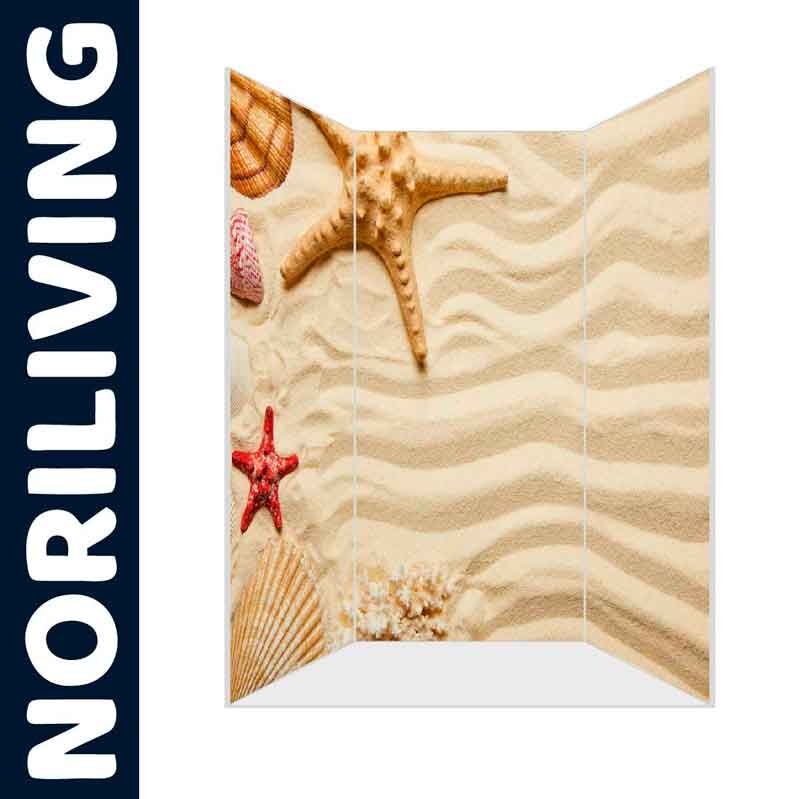 Dekorativer Raumteiler mit Sandmuster, Muscheln und Seesternen für maritimen Stil