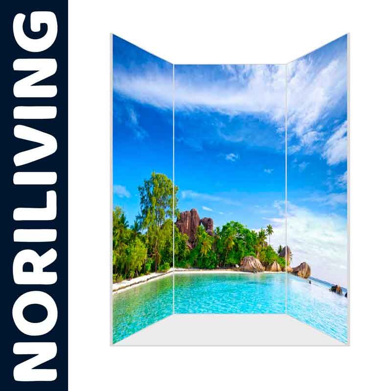 Raumteiler mit tropischem Strandmotiv und blauem Himmel