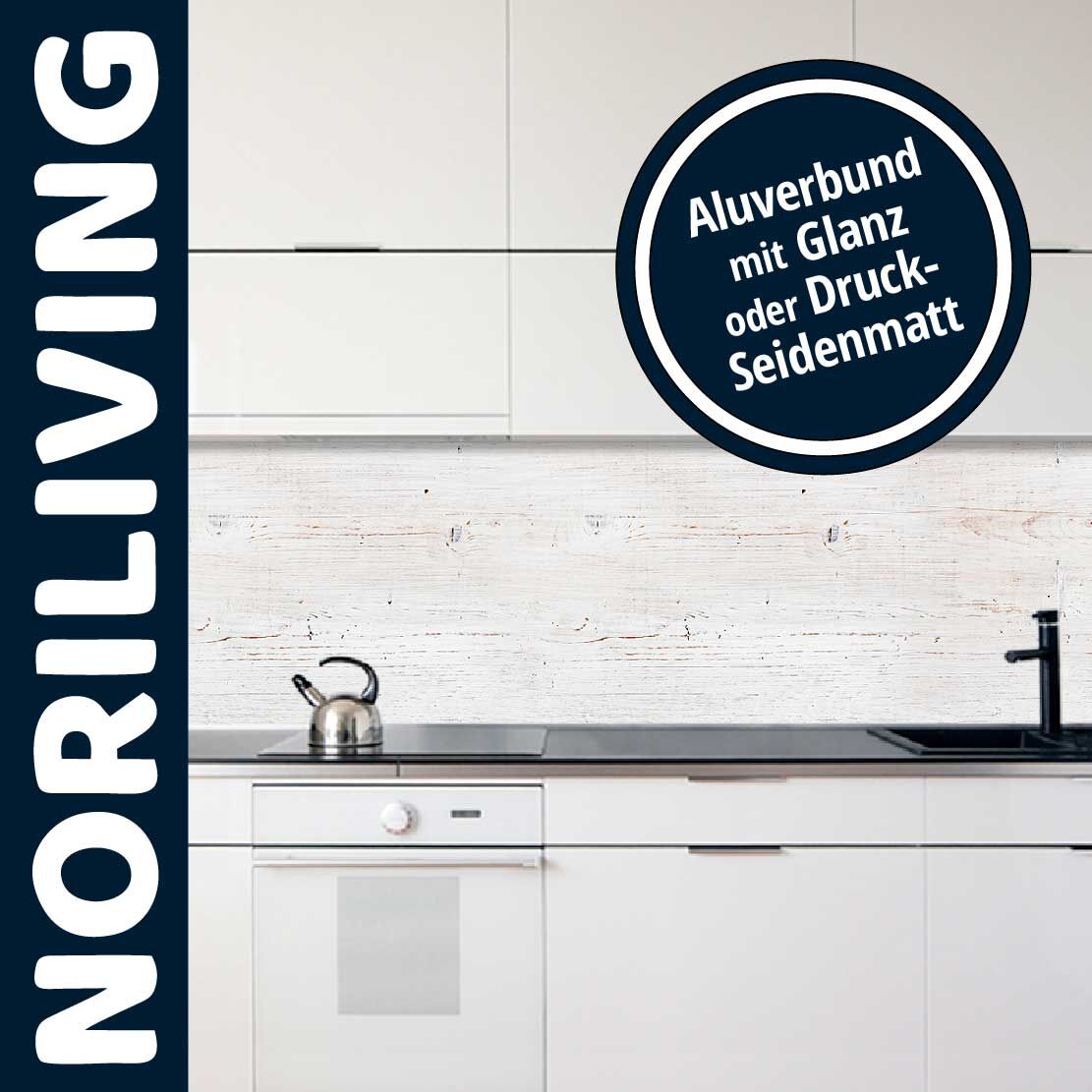 Küchenansicht mit weißer Einrichtung und Aluverbund-Rückwand in Glanz oder Druck-Seidenmatt
