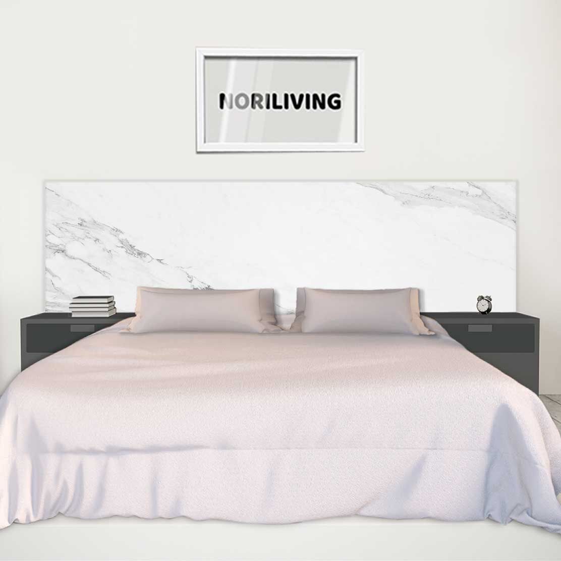 im Schlafzimmer eingebaute Bettrückwand mit Motiv Marmor hellgrau 117a