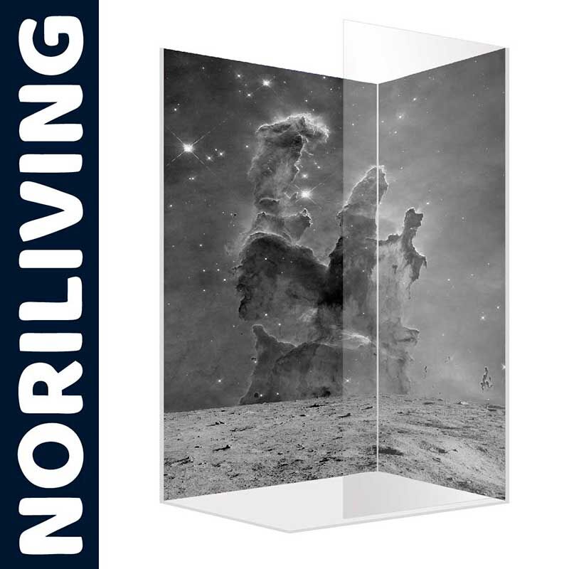 Duschwand mit Weltraum-Motiv und Noriliving-Logo, futuristisches Design für Badezimmer