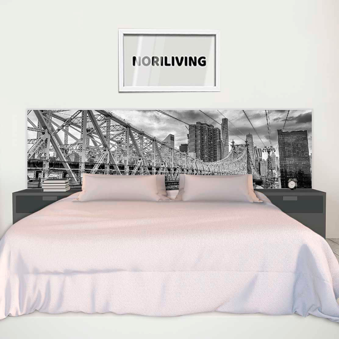 im Schlafzimmer eingebaute Bettrückwand mit Motiv Skyline von Manhattan 360 schwarz-weiß