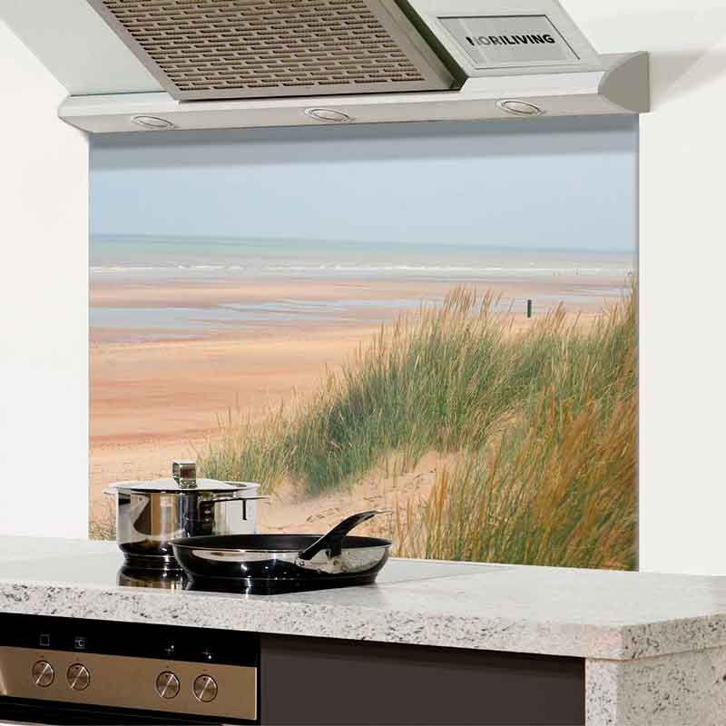 Moderne Küche mit Rückwand im Stranddesign und Edelstahlkochgeschirr