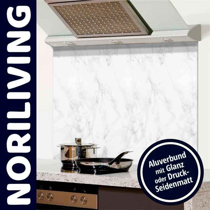 Kochfeld mit Töpfen, glänzende Aluverbund-Rückwand in Marmoroptik, NoriLiving