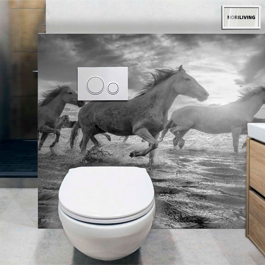 im WC eingebaute Toilettenrückwand mit Motiv Weiße Pferde in der Camargue 477 schwarz-weiß