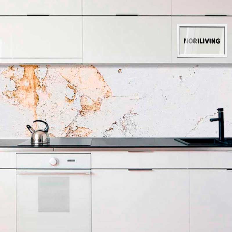 Helle, moderne Küche mit weißem Schrank, Marmor-Rückwand und schwarzem Wasserhahn