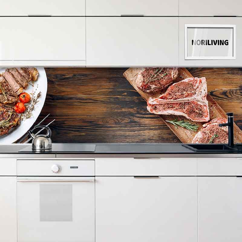 Moderne Küche mit Rückwand, die Steaks und Tomaten auf einem Holzhintergrund zeigt