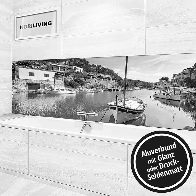 Ansicht des Badrückwand-Motivs Idyllisches Fischerdorf Port De Cala Figuera 889 schwarz-weiß Höhe zentriert
