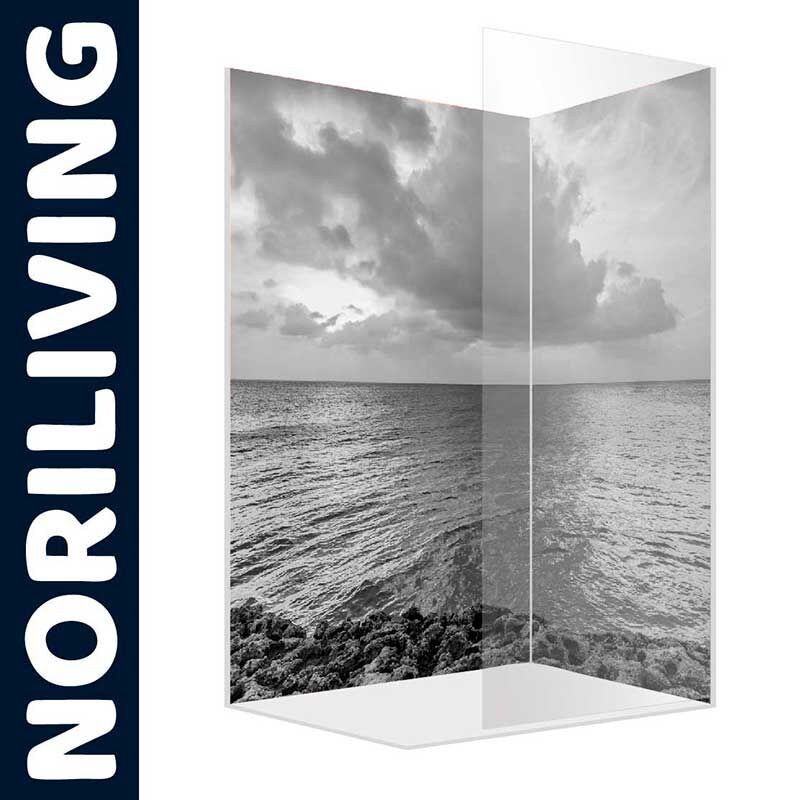 Transparente Duschrückwand mit einem Schwarzweiß-Bild des Meeres und Wolkenhimmel von Noriliving