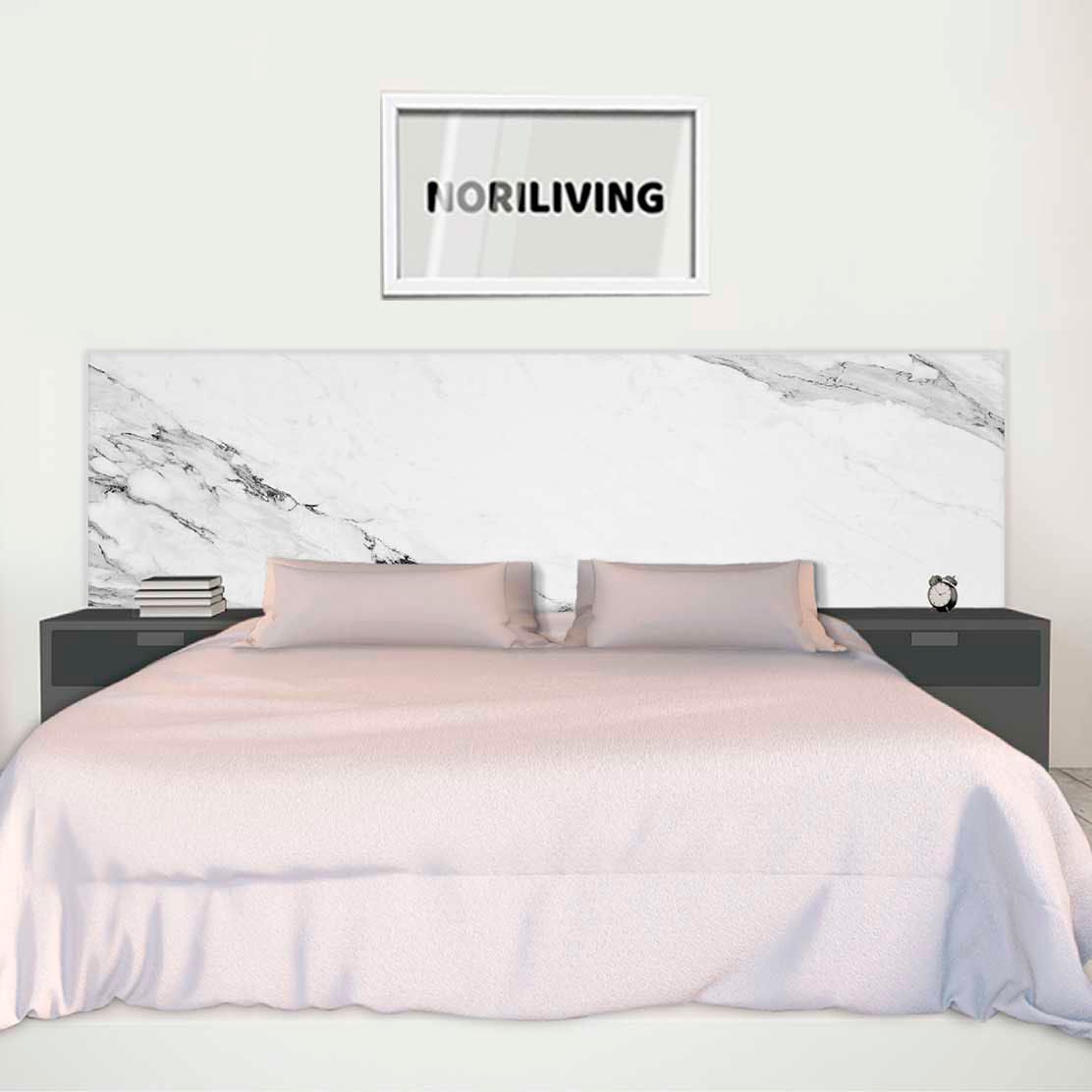 im Schlafzimmer eingebaute Bettrückwand mit Motiv Marmor mittelgrau 117b schwarz-weiß