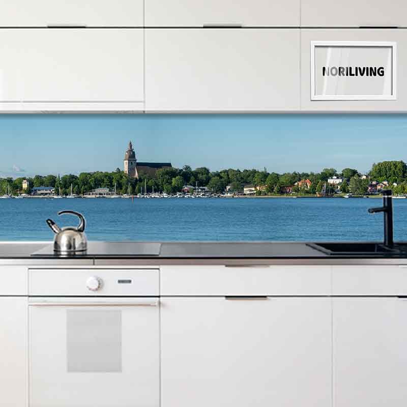 in der Küche eingebaute Küchenrückwand mit Motiv Der Hafen und die Uferpromenade der Stadt Naantali Finnland 625