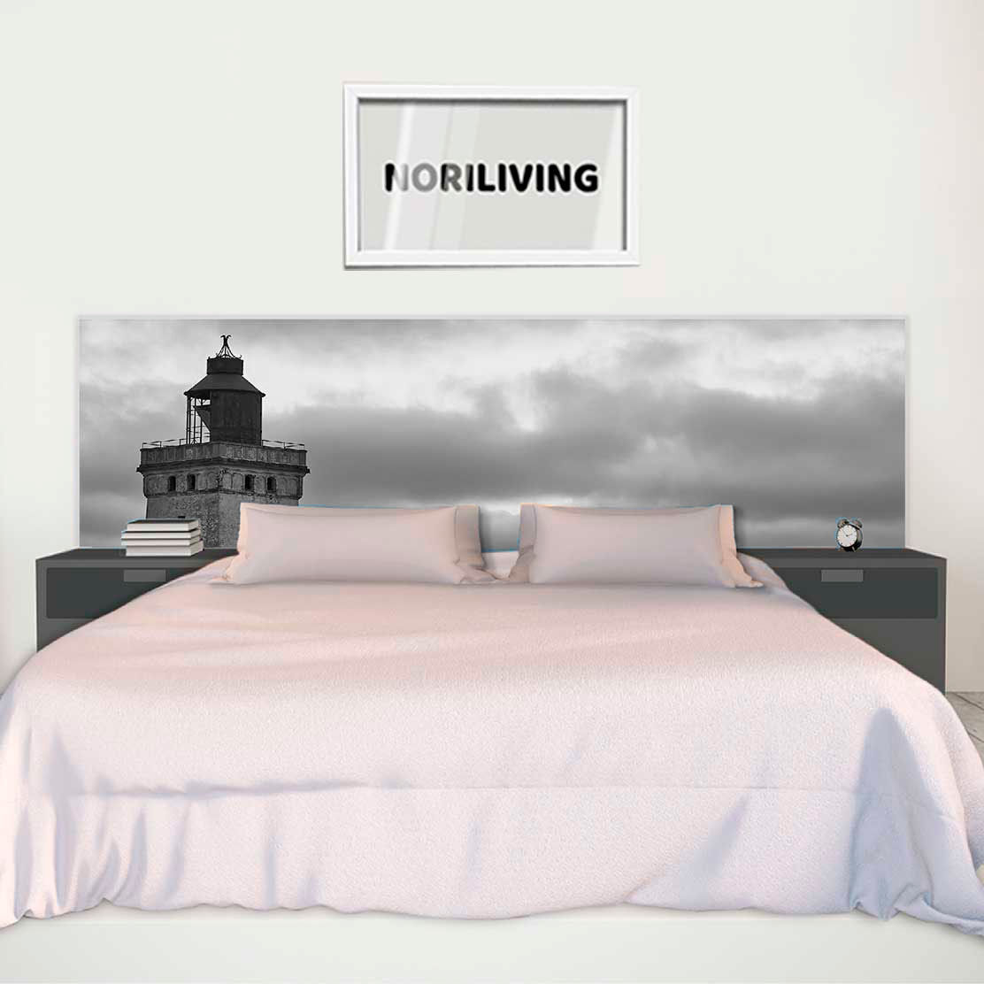 im Schlafzimmer eingebaute Bettrückwand mit Motiv Leuchtturm am Meer 391 schwarz-weiß