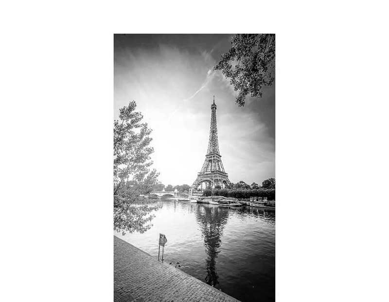 Der Eiffelturm spiegelte sich im Wasser der Seine in einer Schwarz-Weiß-Aufnahme