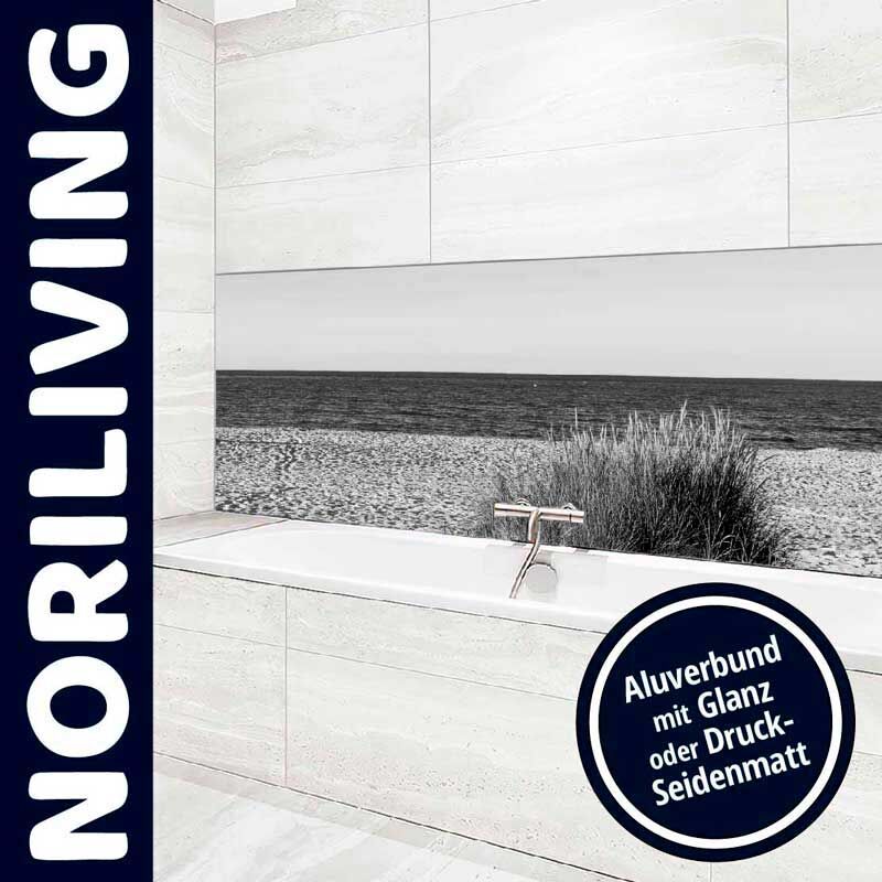 Modernes Badezimmer mit Meerblick-Druck auf Aluverbund von Noriliving