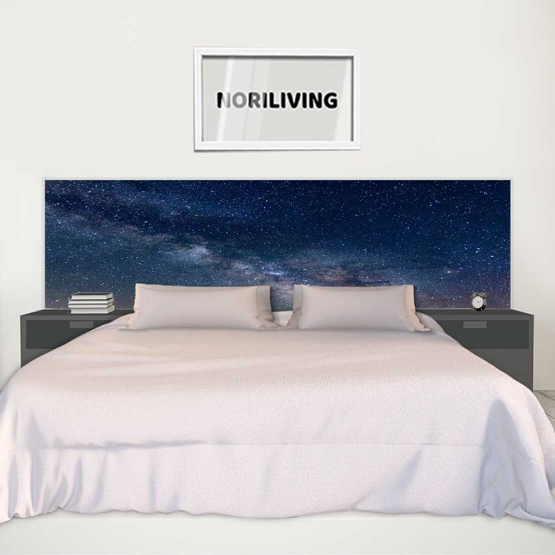 im Schlafzimmer eingebaute Bettrückwand mit Motiv Sternenhimmel 558