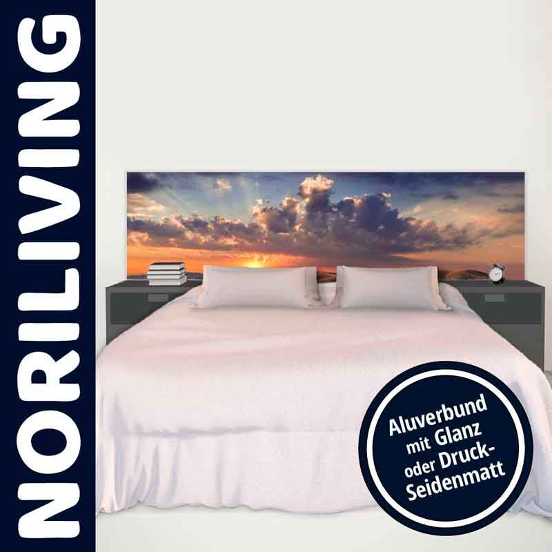 Modernes Schlafzimmer-Design mit Bett und Sonnenuntergang-Kopfteil von Noriliving