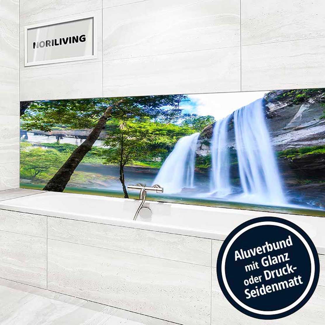 Moderne Badezimmergestaltung mit einer Wandverkleidung, die ein Wasserfallbild zeigt, zur Verbesserung der Atmosphäre und des Designs.