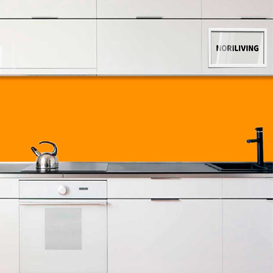 Helle, moderne Kücheneinrichtung mit auffälliger orangefarbener Wandverkleidung und Edelstahl-Wasserkocher