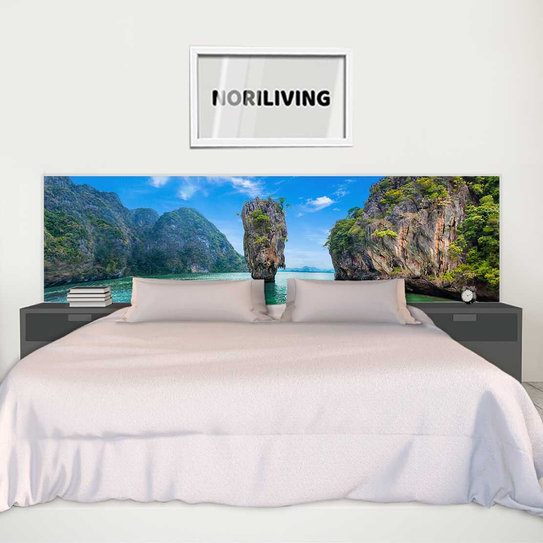 im Schlafzimmer eingebaute Bettrückwand mit Motiv James Bond Felsen in Thailand 002