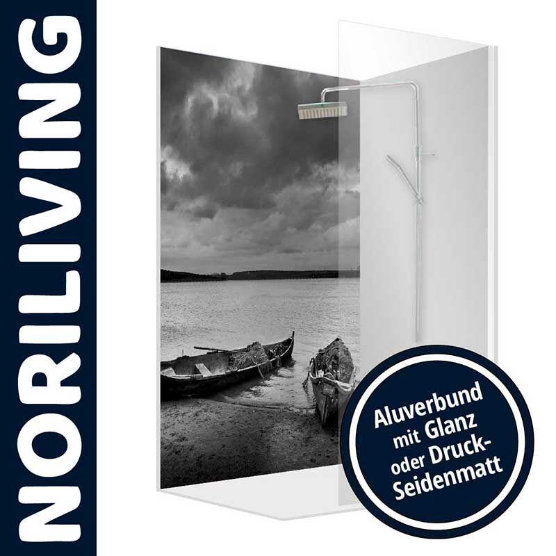 Duschwand mit schwarz-weißem Motiv von Booten am See, erhältlich als Aluverbund mit Glanz oder Druck-Seidenmatt von NORILIVING