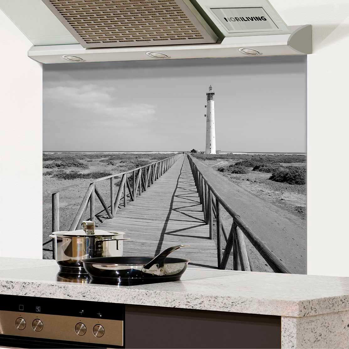 in der Küche eingebauter Spritzschutz Küche - Herd mit Motiv Leuchtturm am Strand 589 schwarz-weiß
