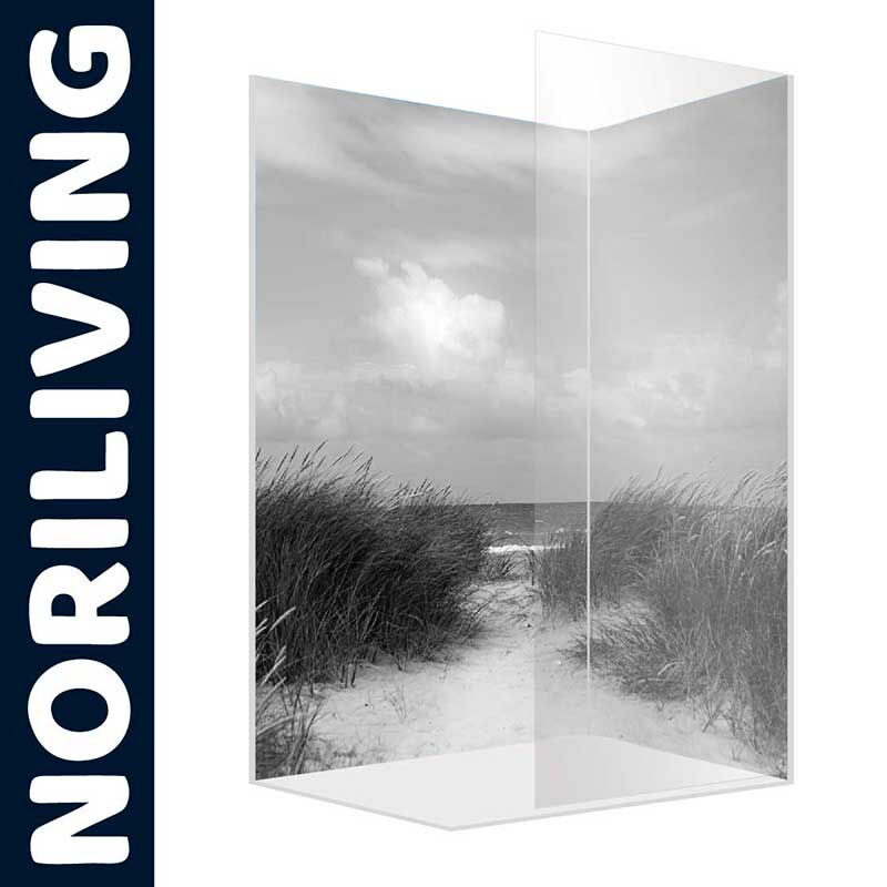 Duschwand mit schwarz-weißem Strandbild von Noriliving