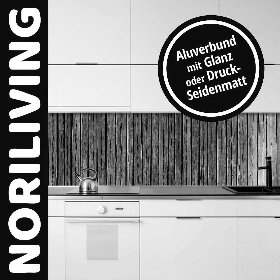 Helle Küche mit Aluverbund-Rückwand in Holzoptik und glänzender oder seidenmatter Oberfläche